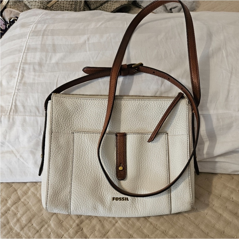 Fossil Preppy Structured White Pebbled Leather Slim Profile Summer Crossbody Bag